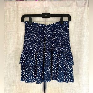 Mini skirt. Navy blue w/ cream colored dot like shapes. Size small.